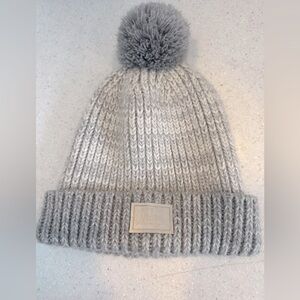 UNDER ARMOUR Women’s Beanie Pom Hat! Gray & Shimmery! Winter Hat!